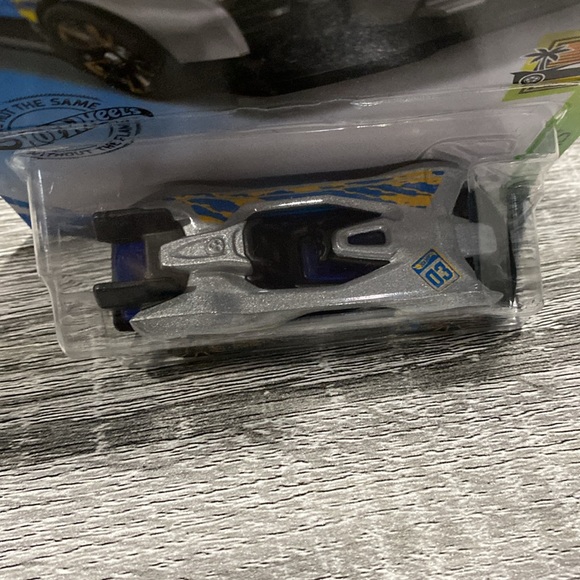 Hot Wheels | Exotics #5/10: Electro Silhouette - 1:64 Scale Die Cast - Picture 6 of 11